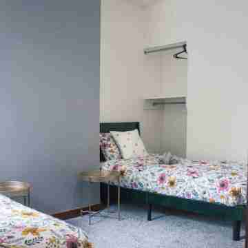 Spacious 4 Bedroom House close to Birmingham City Center Rooms