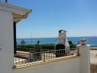 Beachfront holiday home 30 meters from the water Hoteles en Ugento