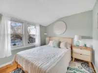 Adorable Cottage, 5 min walk to water & town Hotels in Westbrook
