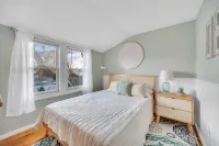 Adorable Cottage, 5 min walk to water & town Hotels in Westbrook