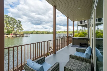 Ultimate Spacious Luxury Retreat! Boat Slip, 2 Jet Ski Slips, Kayaks, Hot Tub! Отели в г. Пайни