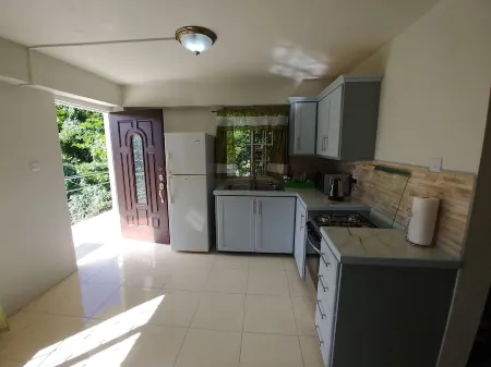 1 Modern A/C apartment with pool. Walking distance from beach, shop & restaurant Отели в г. Soucis