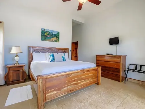 Luxury home with plunge pool, pier and 360 rooftop view just 4 miles south.