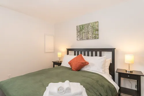 Close to Ganges. 2br 1bath apartment. Peaceful treed setting