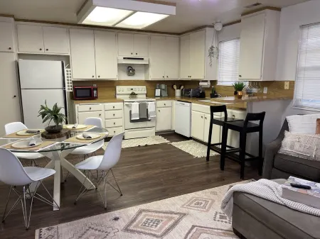 Serenity Cove secluded apartment Отели рядом с достопримечательностью «Парк Стейджкоч Кроссинг Смол»