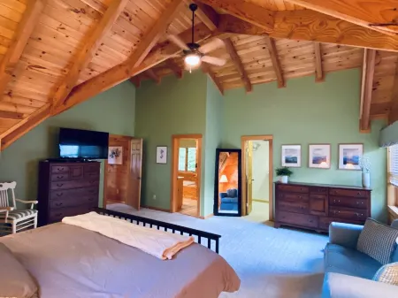 Creekside Cabin - Private 20 Acres with Pond & Creek