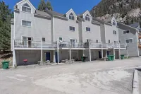 Flexcation in our mountain townhome | relax + walk to hot springs