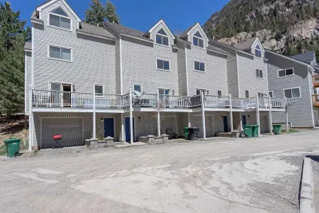 Flexcation in our mountain townhome | relax + walk to hot springs