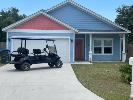 Golf cart included w/ stay Beautiful home 3min drive to beach Pet Friendly