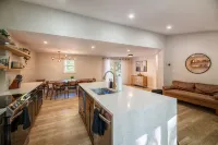 Newly Renovated getaway, w/firepit, close to Skiing, Hiking, Golfing