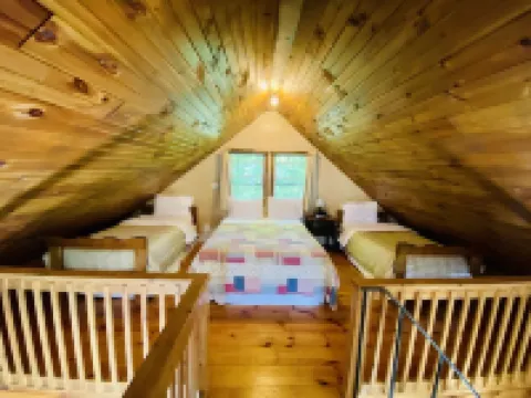 Rustic riverfront cabin- 15 minutes from the Cog Railway and Crawford Notch.