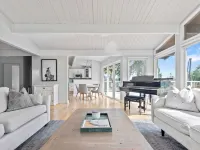 Bright 2bd suite with ocean views! Perfect getaway for family or friends! Hotels in Mill Bay