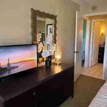 Deluxe 1 Bedroom Ocean View Condo with hot tub and pools & short stroll to beach Rooms