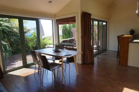 Ahi Apartment  with Tasman Sea views Отели в г. Раглан