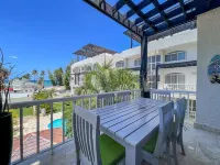 3 level Penthouse, HOT TUB / waterfall, ocean view,40 steps to beach,5 min shops