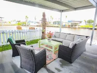(RV2) Paradise in Sargent. Saltwater canal, minutes to ICW and beach. Hotels in Sargent