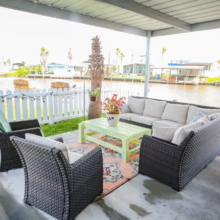 (RV2) Paradise in Sargent. Saltwater canal, minutes to ICW and beach.