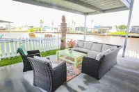 (RV2) Paradise in Sargent. Saltwater canal, minutes to ICW and beach.