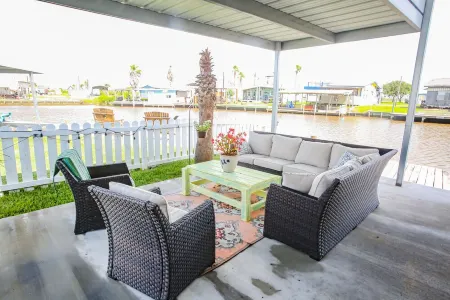 (RV2) Paradise in Sargent. Saltwater canal, minutes to ICW and beach.