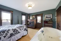 Stunning Historical Mansion: 8 bedrooms (sleeps 16+