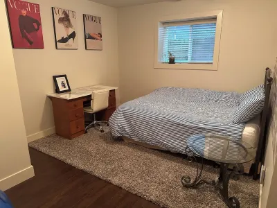 private entrance, spacious 1 bdrm with two beds, in Canada near the border Hotels near "‪The Glades, 561 172 St, Surrey, BC V3S 9P8‬"
