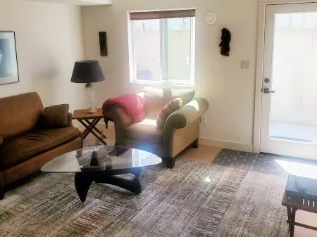 Conveniently located guest suite in the heart of the Cowichan Valley. Отели в г. Дункан