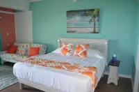 Beachfront one bedroom studio with full kitchen, covered porch and open deck. Hotels in 