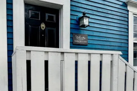 Blueberry Biscuit Home - Jelly Bean Row Отели рядом с достопримечательностью «Мемориал Юниверсити оф Ньюфаундленд»