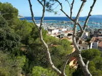 Apartment in seafront location with pool and garden with lawn,