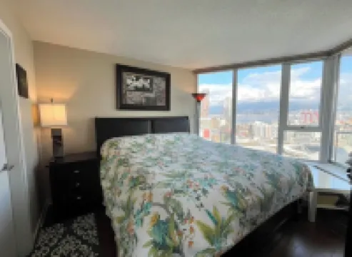 Luxury Downtown Ocean+Mountain views A/C Comfort Pool / hot tub/ sauna/ gym