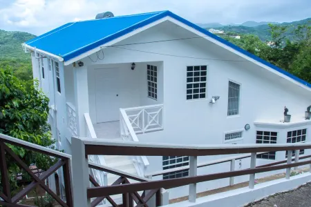 Summer Breeze  -  secluded 4 bed 4 bathroom Villa with Pool and Pool Lounge Отели рядом с достопримечательностью «Редут Бич»