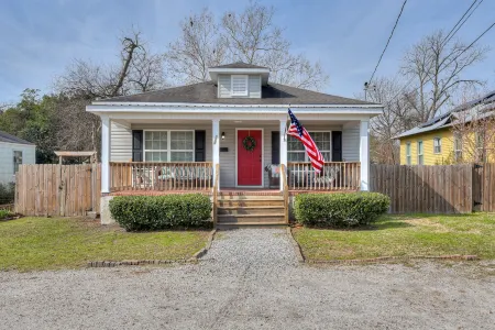 Convenient, Comfortable, & Charming Bungalow - Medical District! Отели рядом с достопримечательностью «Медоу Гарден»