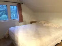 4 bedrooms lovely cottage right on water