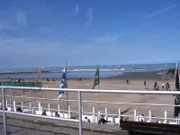 Nieuwpoort-Bad: Family friendly apartment with garage. 50 m from the sea.