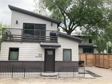 Laneway close to UofS, downtown, and City Hospital. Pet friendly! Отели рядом с достопримечательностью «Университет Саскачевана»