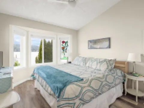 Beach Front Retreat :Private Beach and Dock Access, Hot Tub, BBQ &Free Kayaks! Hotels in Sooke