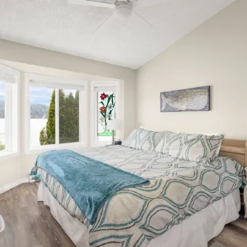 Beach Front Retreat :Private Beach and Dock Access, Hot Tub, BBQ &Free Kayaks!