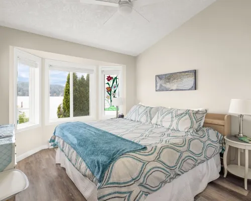 Beach Front Retreat :Private Beach and Dock Access, Hot Tub, BBQ &Free Kayaks! Hotels in Sooke