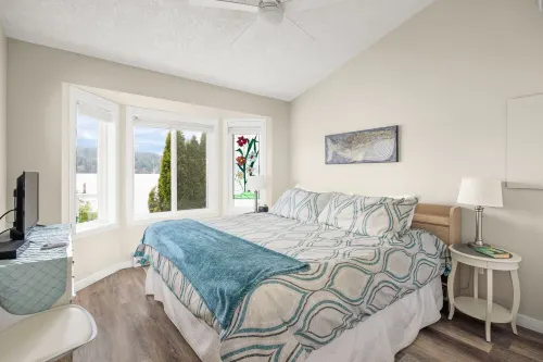 Beach Front Retreat :Private Beach and Dock Access, Hot Tub, BBQ &Free Kayaks!
