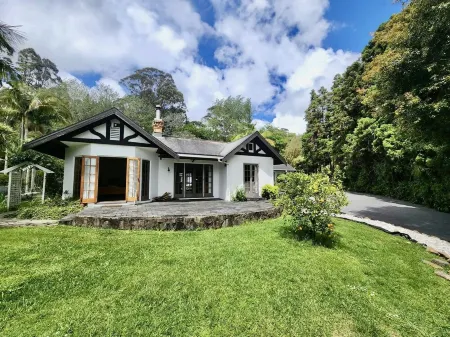 Pet friendly Luxury Accommodation with private Pool and Jetty Отели в г. Мангони