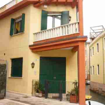 Beautiful new apartment, Air conditioning, Wi-fi free, Canal view. Hotel Exterior