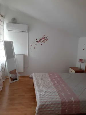 Holiday house "ELLA" in the village center, 12 minutes to the sea! Rent all year round. Hotels in Premantura