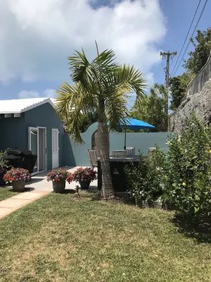 Lovely private studio apartment in beautiful garden setting