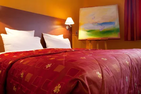 Hôtel Restaurant Logis la Palette Отели рядом с достопримечательностью «Church of St. Anne»