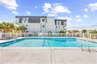 Walk to Ocean: North Myrtle Beach Condo w/ Pool - parking