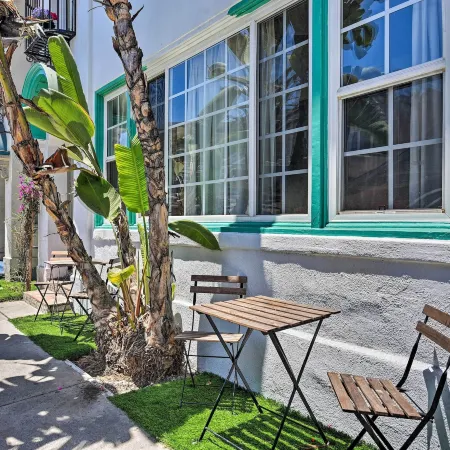 Charming Renovated Avalon Townhome, Walk to Beach!