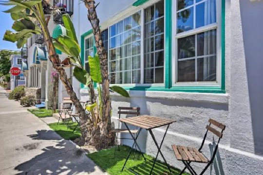 Charming Renovated Avalon Townhome, Walk to Beach!