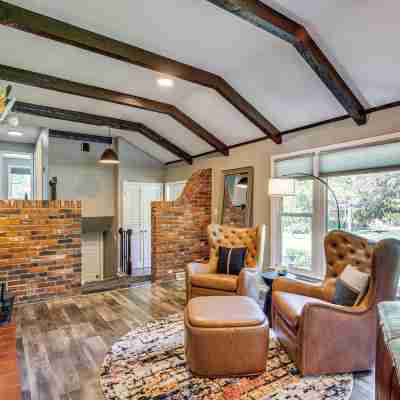 Chic Family-Friendly Home in Riverside: 7 Mi to KC Rooms
