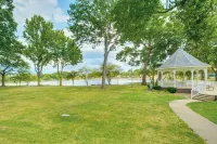 Walkable Barberton Apartment: 9 Mi to Akron!