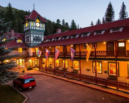 傳統紅石旅館 皮特金縣酒店